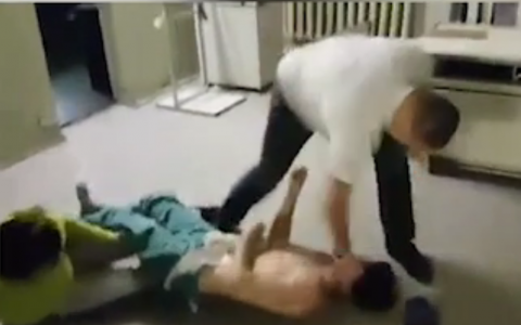 Очевидцы засняли на видео чудовищное избиение врача в больнице