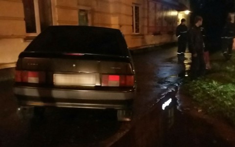 В Сыктывкаре от столкновения с «Киа» ВАЗ вылетел на тротуар (фото)