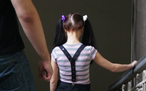 Стало известно о судьбе 9-летней девочки, которую мать снимала в порно