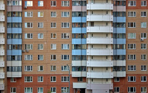 Отец 10 минут удерживал сына, но тот сорвался и рухнул с 17 этажа