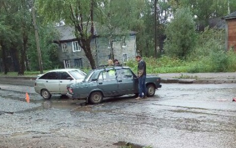 В Сыктывкаре пустую дорогу не поделили «Лада» и «Жигули» (фото)