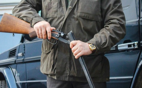 В Коми на охоте мужчина упал и застрелил своего приятеля