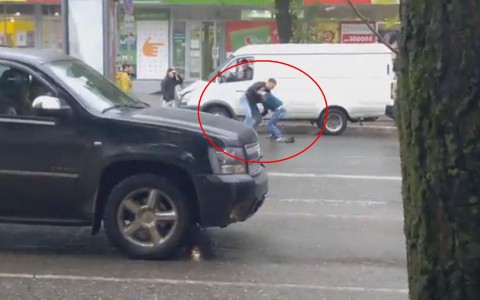 В Сыктывкаре на дороге подрались водители «Форда» и заниженной «Приоры»