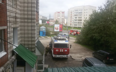 В Сыктывкаре вооруженные люди оцепили жилой дом на улице Морозова