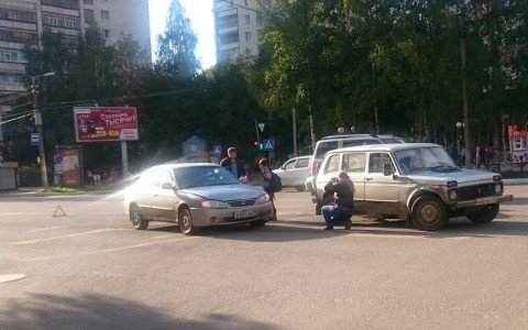 В Сыктывкаре около торгового центра столкнулись «Нива» с прицепом и «Киа»