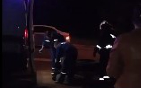 В Сыктывкаре мотоциклист врезался в бордюр: от силы удара он и пассажир отлетели в разные стороны