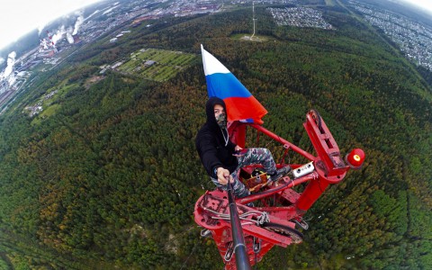 Появилось видео, как 15-летний сыктывкарец забирается на антенну высотой 70 этажей