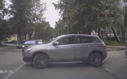 Очевидцы сняли на видео, как по Сыктывкару ездила машина без водителя
