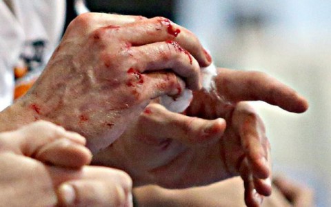 Парень зарезал 18-летнюю девушку и отправился голым гулять по городу