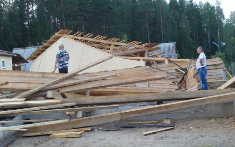 Сыктывкарка с младенцем, чей дом разрушил смерч, обратилась за помощью к Гапликову