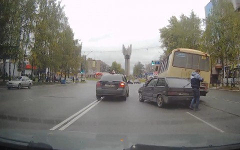 Очевидцы сняли, как в Сыктывкаре ВАЗ влетел под автобус