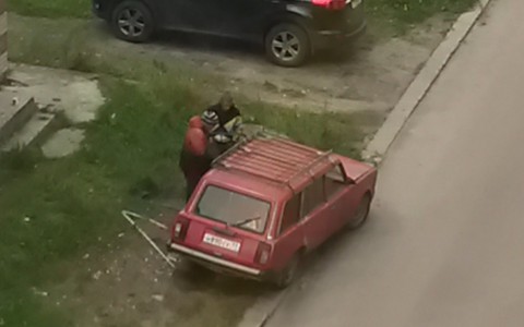 В Сыктывкаре бомжи вскрыли машину и стали в ней жить