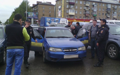 В Сыктывкаре очевидцы сфотографировали задержание таксиста под наркотиками