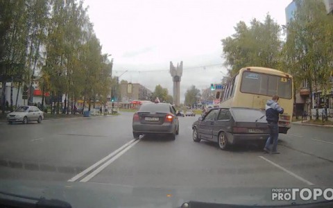 Сыктывкарцы о  ВАЗе, влетевшем под автобус: «Доездился, идиот»