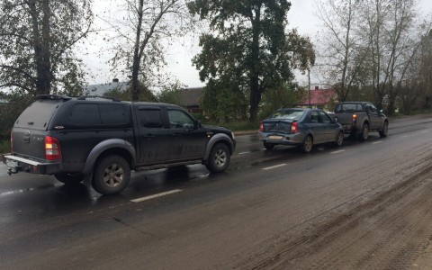 Под Сыктывкаром в тройном ДТП Renault Logan отбросило на Mitsubishi L200