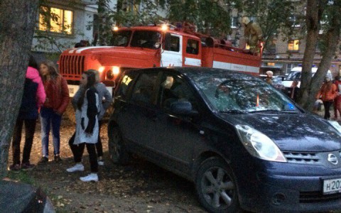 В Сыктывкаре к жилому дому съехались пожарные и газовики