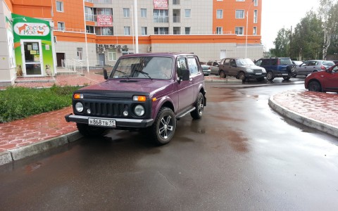 В Сыктывкаре автоледи перегородила дорогу, пугая горожан сыном из ФСБ