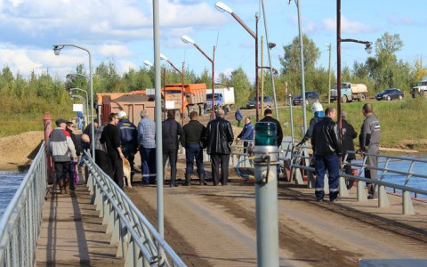 Появились фото с понтонного моста в Сыктывкаре, где повис КамАЗ