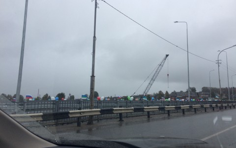 В Сыктывкаре новый мост на эжвинской трассе украсили воздушными шарами