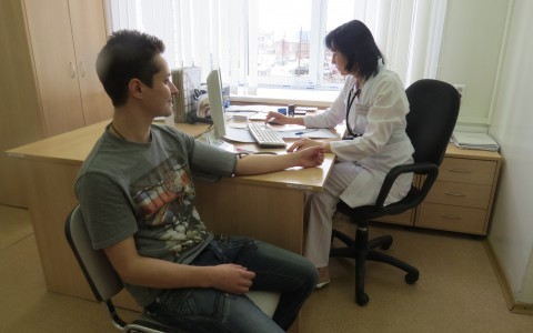 Хирург, которого сыктывкарка обвинила в смерти матери, уволен из поликлиники