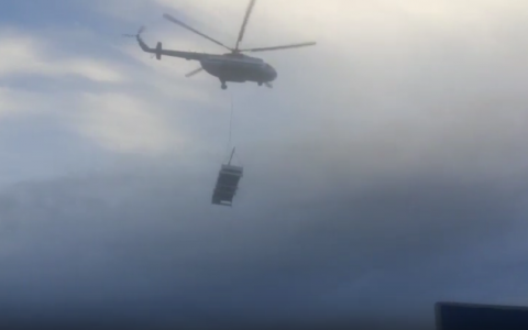 Появилось видео, как вертолет в Сыктывкаре выполнил сложную операцию на строящемся здании