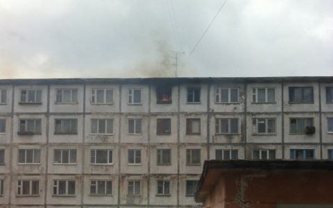 В Сыктывкаре горит многоквартирный дом