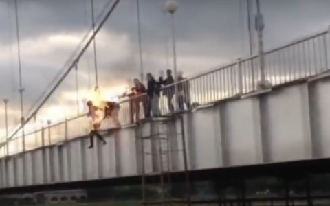 Очевидец снял на видео, как подростки поджигают себя и прыгают с моста