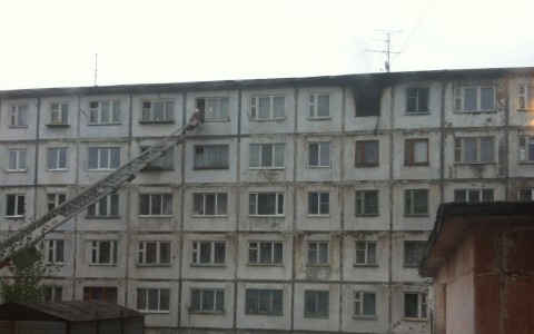 Появилось видео пожара в доме в Сыктывкаре, где погиб мужчина