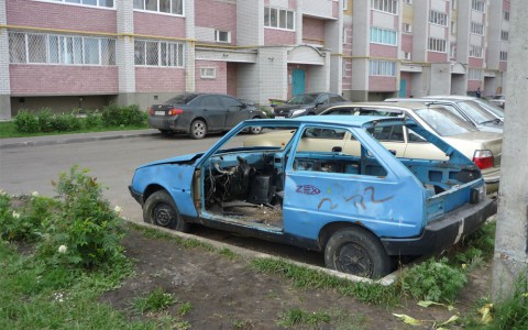 «Народный контроль»: кто уберет бесхозную машину во дворе дома №14 по улице Малышева?