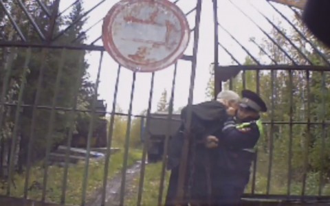 Появилось видео драки сотрудников ДПС и отца с сыном в Коми