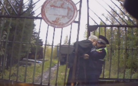 В Коми арестовали 70-летнего мужчину, который дрался с сотрудниками ДПС