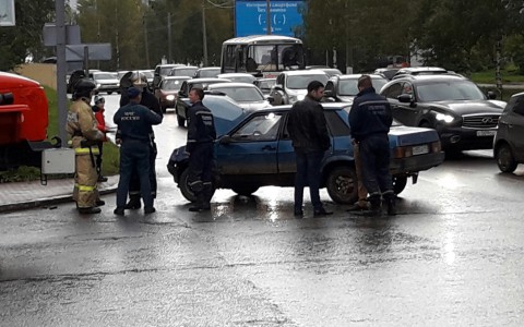 В центре Сыктывкара столкнулись «Форд» и ВАЗ-21099