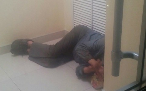 В отделении одного из банков Сыктывкара спал бомж
