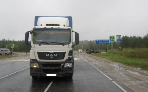 В Коми ВАЗ врезался в грузовик: серьезно пострадали три человека