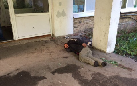 В Сыктывкаре на крыльце больницы бросили мужчину с ампутированными ногами