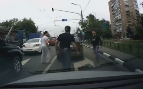 Дорожная драка двух автохамов-шашечников с битами попала на видео