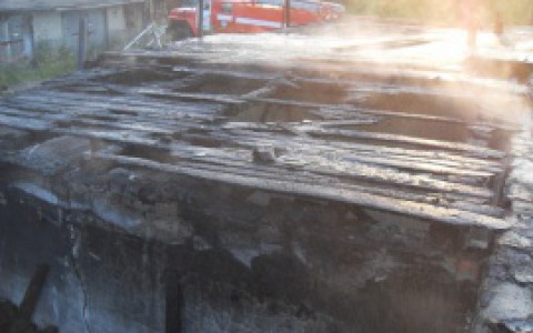 В Коми ночью пять человек тушили горящий гараж