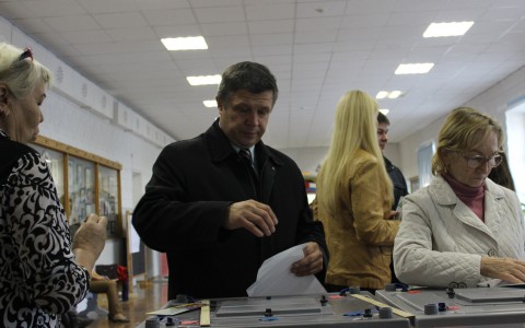 Кандидат на пост главы Коми Иван Филипченко проголосовал в школе №40