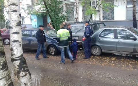 В Сыктывкаре пьяные мужчины на Opel протаранили два авто и убежали