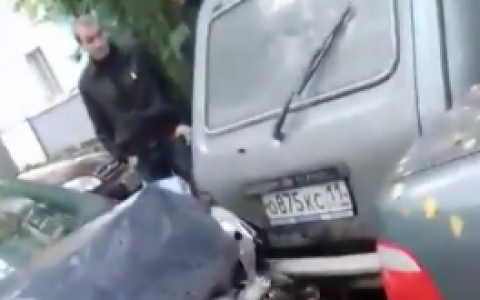 Появилось видео, как в Сыктывкаре виновник ДТП выясняет отношения с потерпевшими