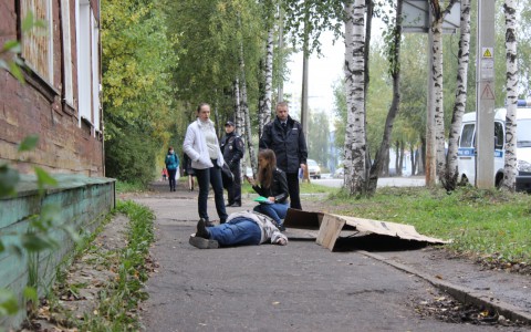 В Сыктывкаре посреди тротуара на Сысольском шоссе нашли труп мужчины