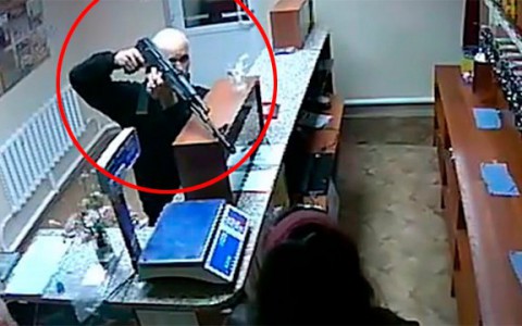 В Кемерово продавщица пива отбирала автомат у грабителя