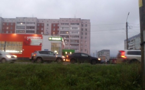 В Сыктывкаре одна автоледи на Toyota RAV4 «догнала» другую на Mitsubishi Lancer