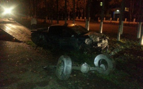 В Коми  в аварии машину буквально разорвало на части