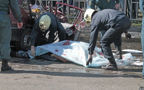 Замотанное в одеяло тело пенсионерки обнаружили в жилом доме