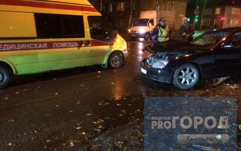 В Сыктывкаре «Мерседес» вылетел на встречку и врезался в дерево