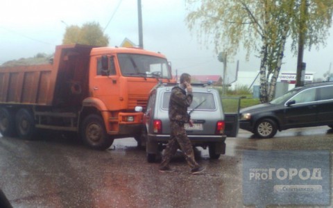 В Сыктывкаре «Нива» въехала под груженый «КамАЗ»