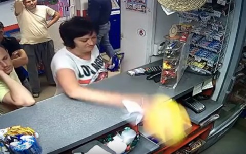 В Сети набирает популярность видео, как в Сыктывкаре пьяная женщина кидалась на продавца