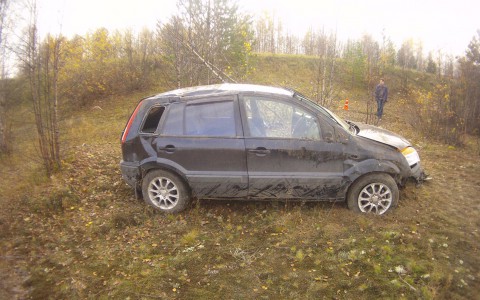 В Коми «Форд» перевернулся в кювет