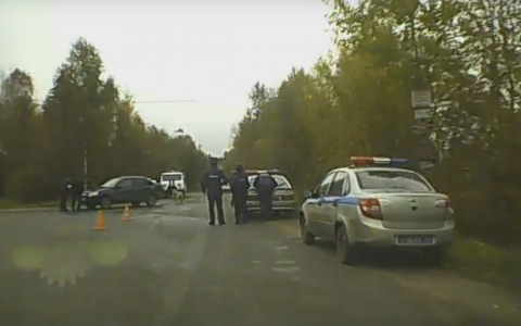Появилось видео с места ДТП в Сыктывкаре, где Lada Granta сбила женщин